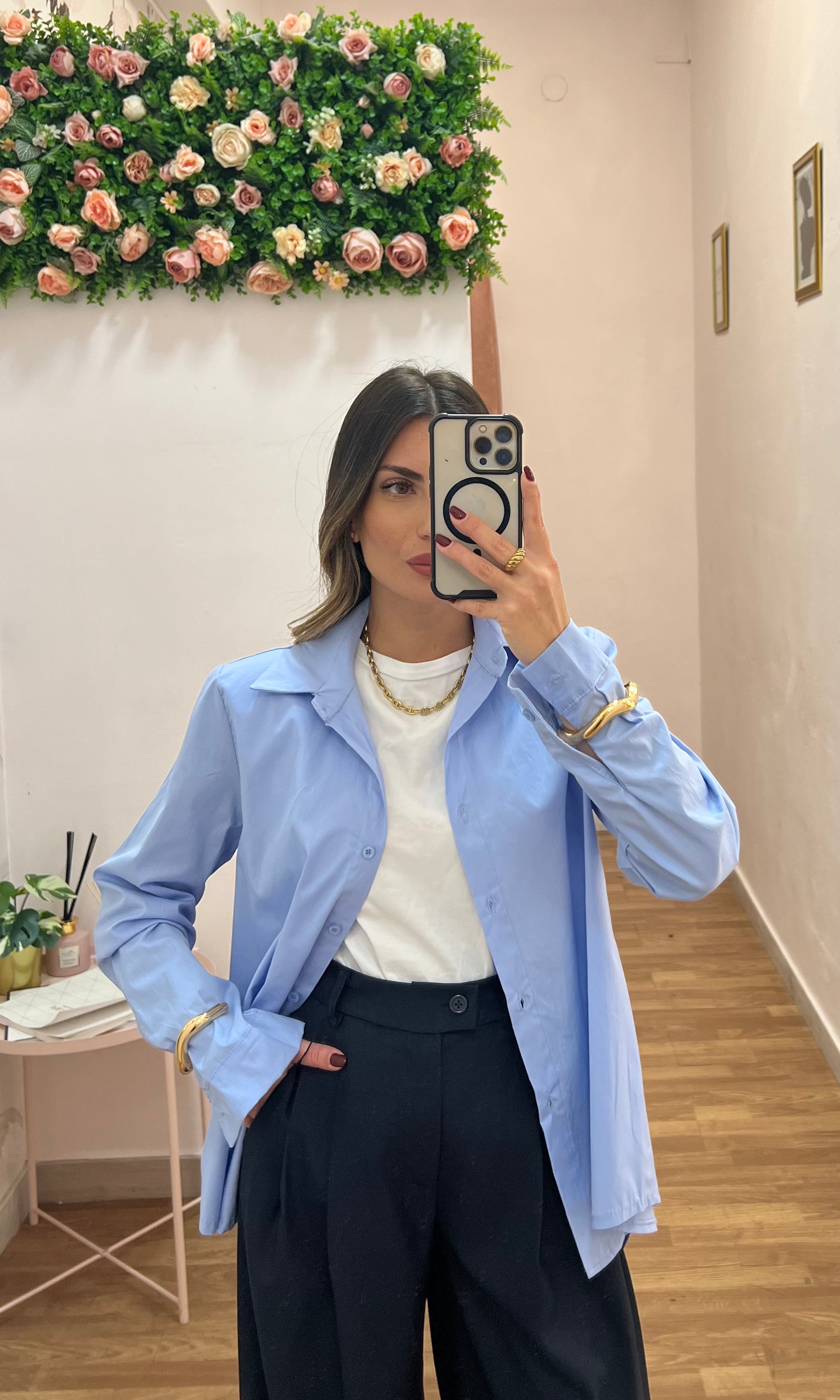 Camicia in cotone azzurra da donna.